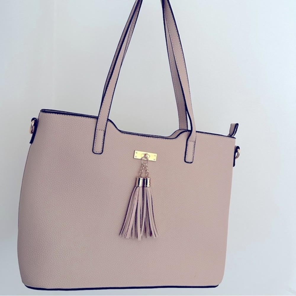 NWOT fashion bag Faux leather cream tote with gold detailing & crossbody strap